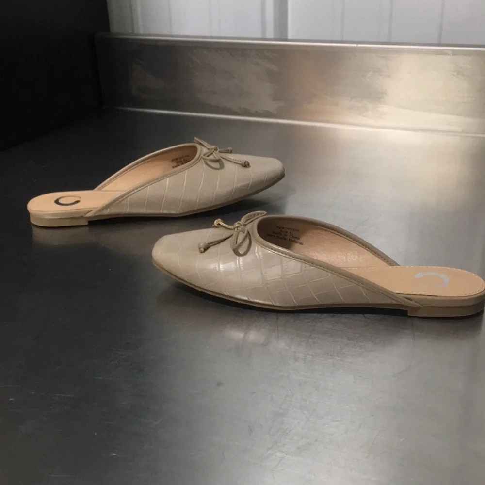 New WB‎ Woman’s Journee Collection Elegant Beige Slip-On Women's Shoes